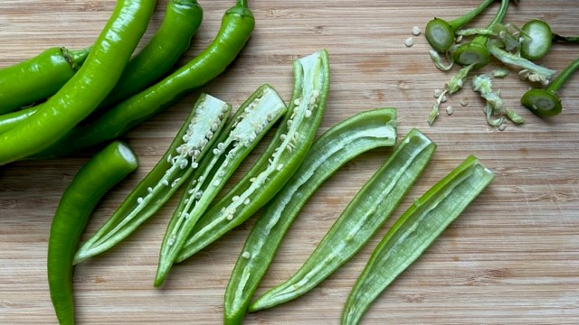 Türkische Paprika wird halbiert und entkernt