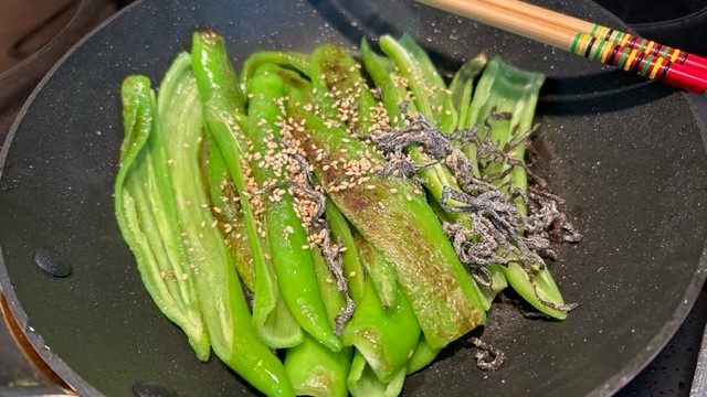 Paprika werden mit Shio-Kombu und Sesam in der Pfanne zubereitet