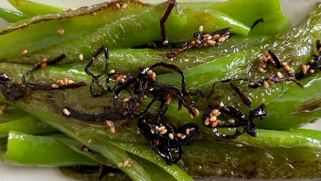 Grüne Paprika mit Shio-Kombu und Sesam