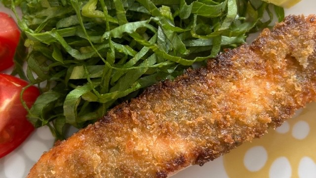 Paniertes Lachsfilet mit Beilagensalat