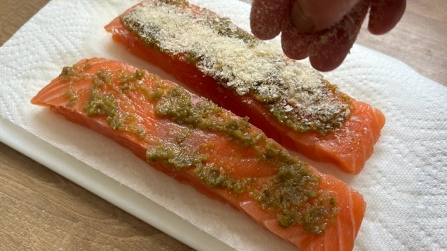 Auf das mit Yuzu-Kosho bestrichene Lachsfilet wird Panko (japanisches Paniermehl) gestreut