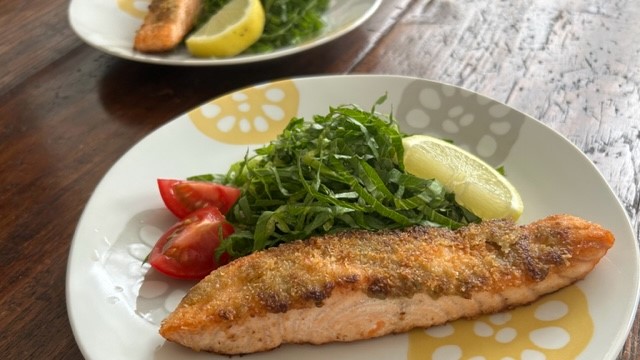 Paniertes Lachsfilet mit Beilagensalat