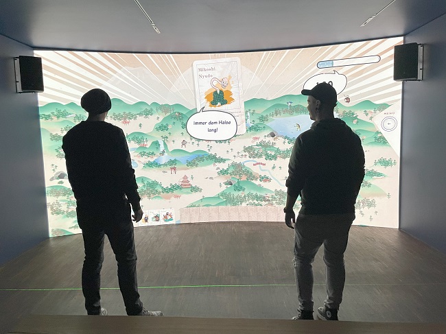 Zwei Männer vor einem Schaubild im Samurai-Museum