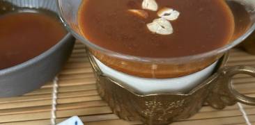 Milchpudding mit Miso-Karamell-Sauce