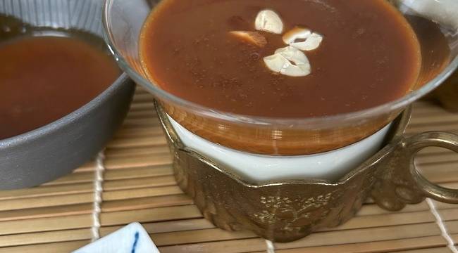 Milchpudding mit Miso-Karamell-Sauce