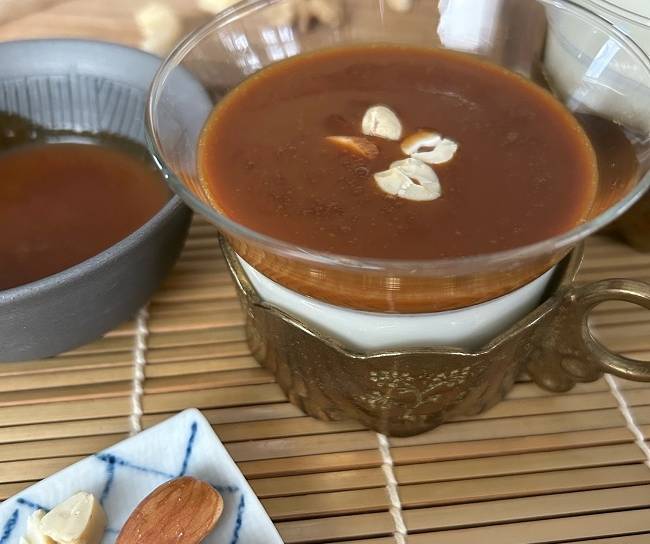 Milchpudding mit Miso-Karamell-Sauce