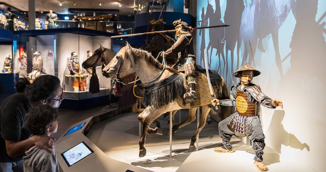 Samurai-Figuren mit Pferden