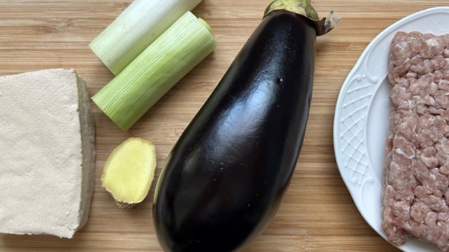 Aubergine, Porree, Ingwer und Hackfleisch