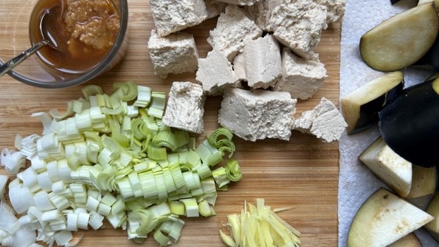 Zerbröckelter Tofu, gehackter Lauch und Aubergine