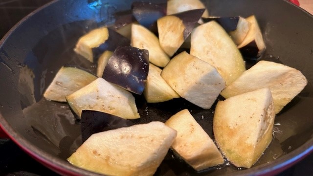 Aubergine wird in der Pfanne gebraten