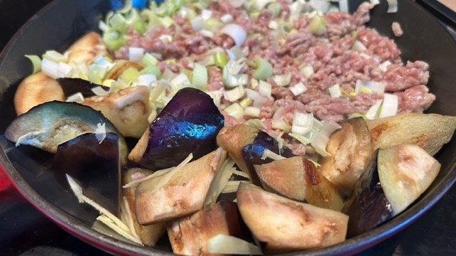 Gemüse und Hackfleisch brät in der Pfanne