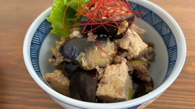 Aubergine-Tofu-Pfanne in Schüssel serviert