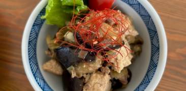 Gebratene Aubergine mit Hackfleisch und Tofu