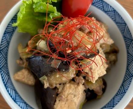 Gebratene Aubergine mit Hackfleisch und Tofu