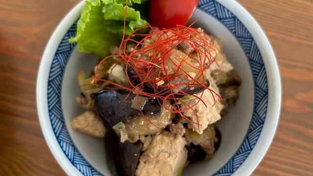 Gebratene Aubergine mit Hackfleisch und Tofu