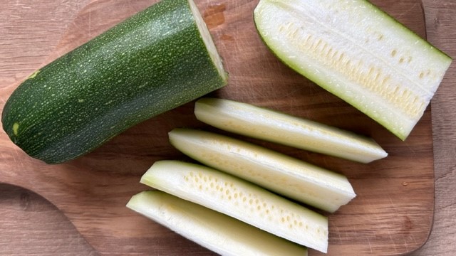 Zucchini, halb in Stifte geschnitten