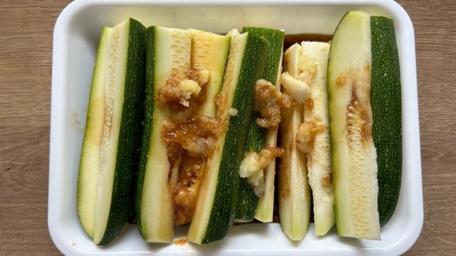 Zucchini-Stifte in Marinade