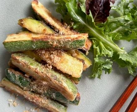 Zucchini-Karaage mit Salat