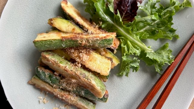 Zucchini-Karaage mit Salat