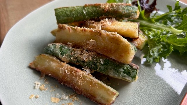 Zucchini-Karaage mit Salat