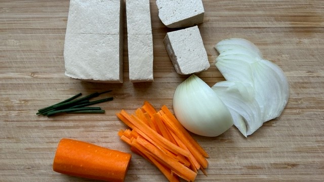 Tofu, Karotte und Zwiebel