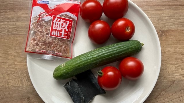 Cocktailtomaten, Gurke und Katsuobushi