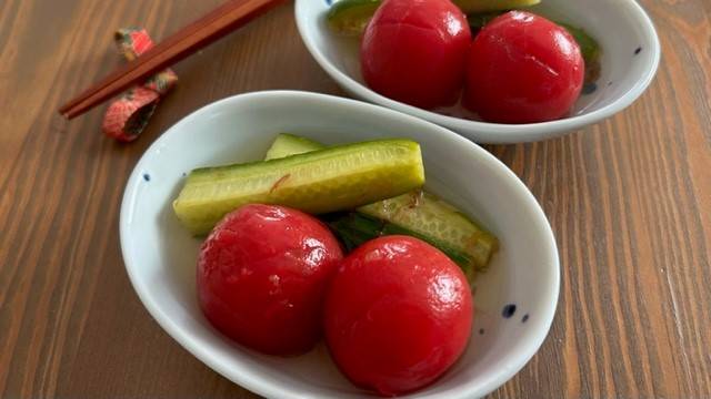 Eingelegte Strauchtomaten mit Gurke