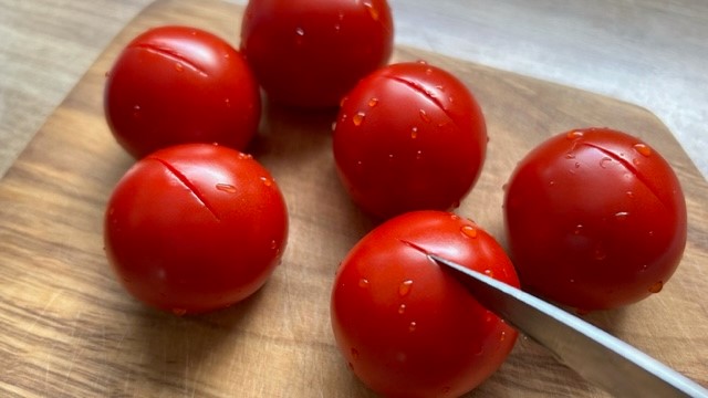 Tomaten oben einritzen