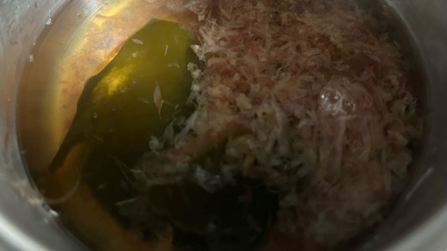 Katsuobushi und Kombu-Alge kochen