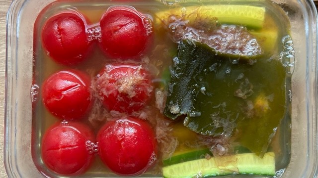 Tomaten, Kombu-Alge und Gurke in Marinade