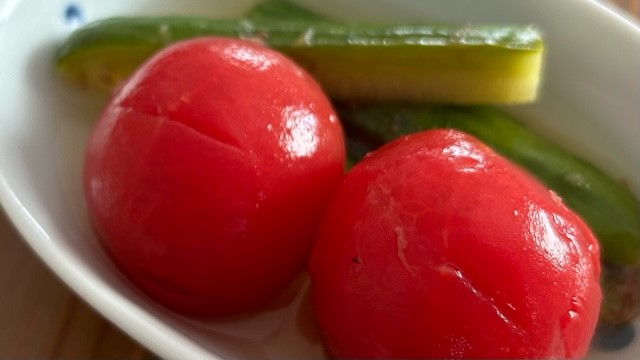 Marinierte Gurke und Tomate