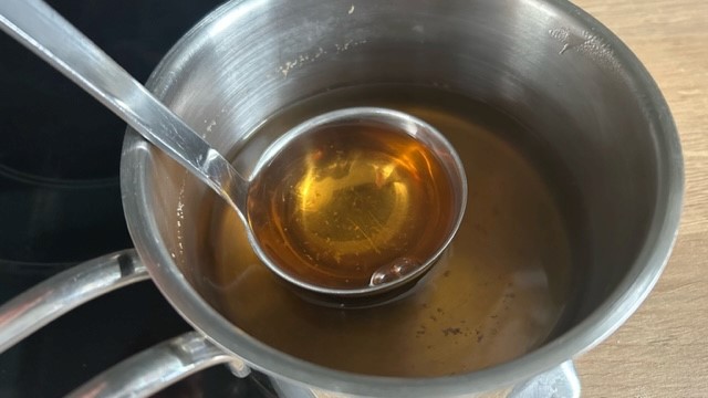 Dashi (Brühe) wird aufgefangen