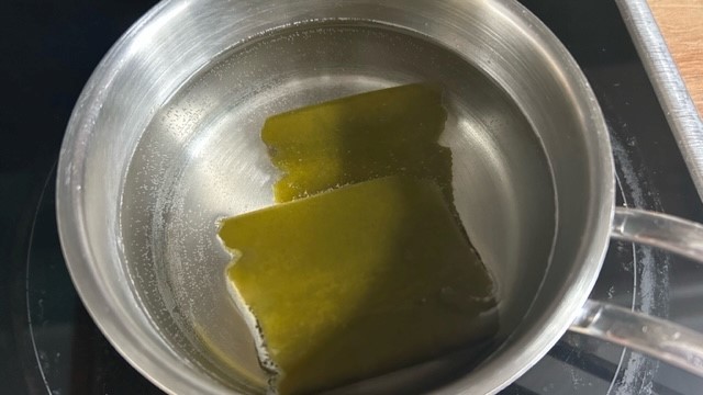 Kombu-Alge wird in Wasser gekocht