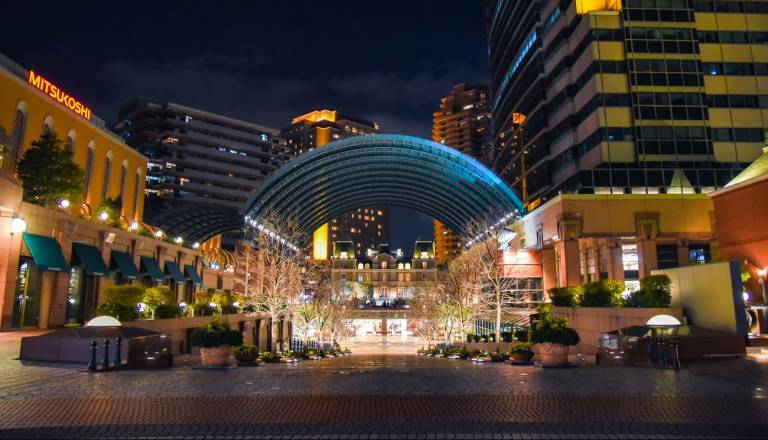 Das 1994 eröffnete Yebisu Garden Place bei Nacht