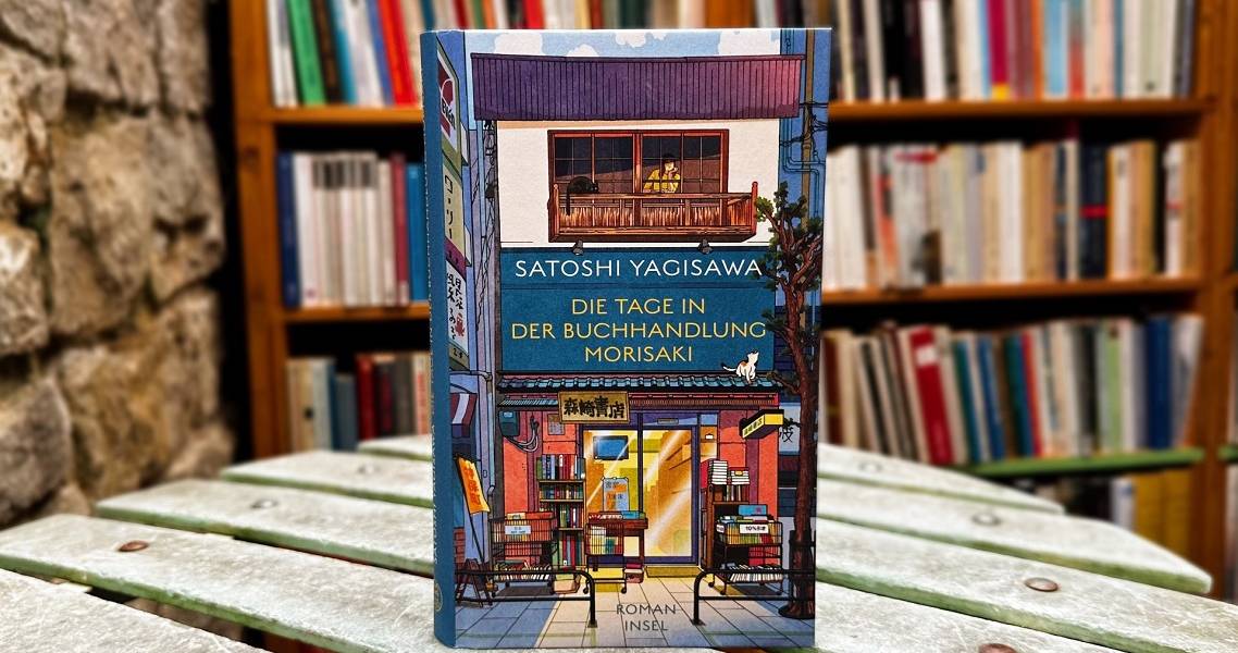 Roman "Die Tage in der Buchhandlung Morisaki" mit einem Bücherregal im Hintergrund