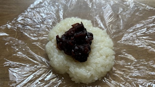 Anko-Füllung wird auf Reis platziert