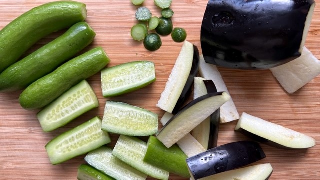 Gurke und Aubergine, in dicke Streifen gescnitten