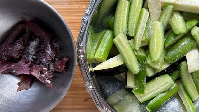 Mit Salz bestreute Shiso-Blätter, Gurke und Aubergine