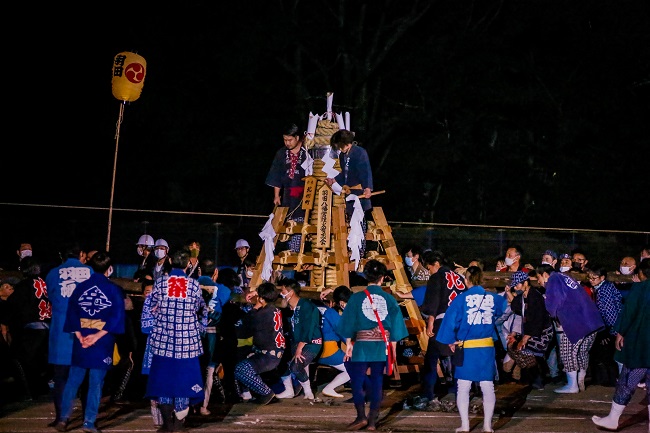 Helfer tragen einen Mikoshi (tragbaren Schrein)