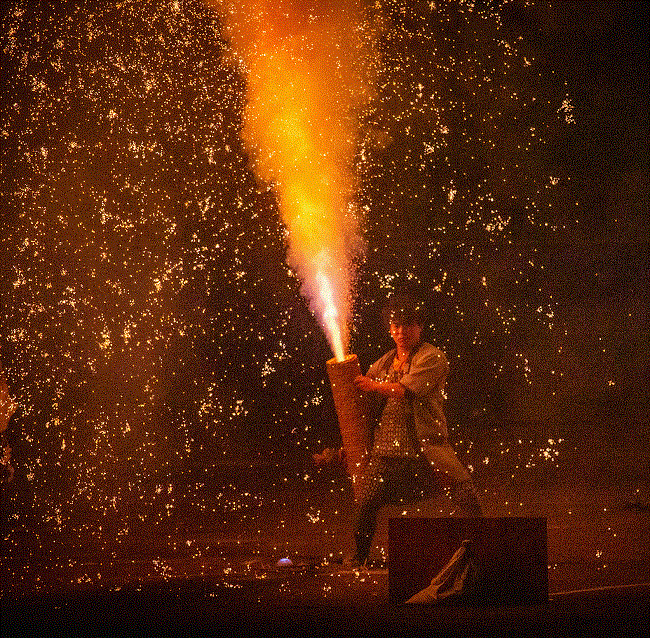 Feuerwerkshelfer mit Handrohrfeuerwerkskörper