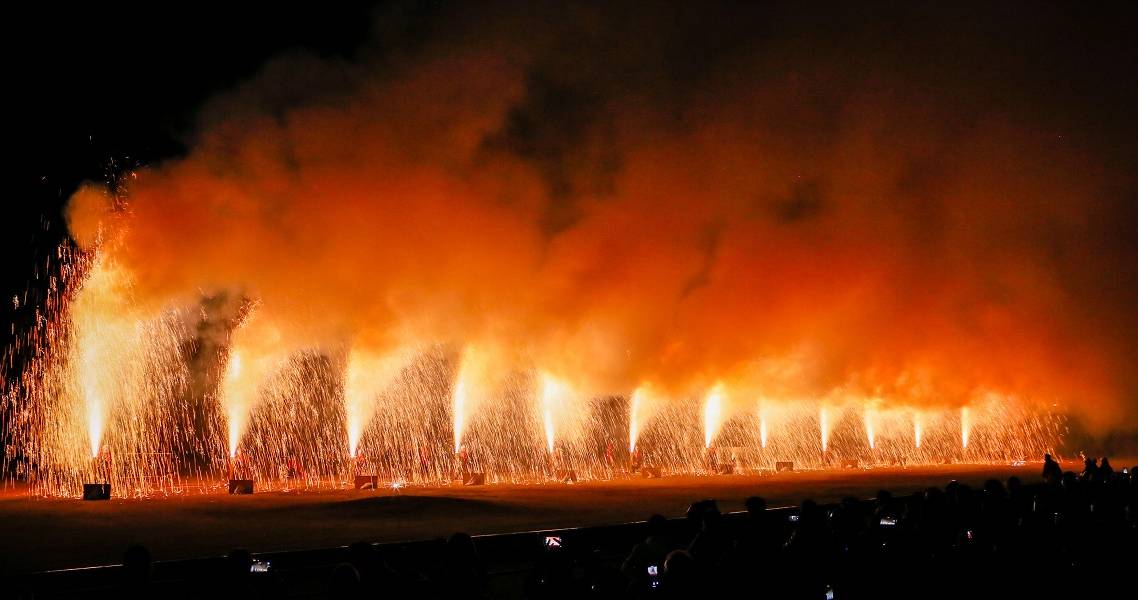 Zündende Feuerwerkskörper beim Feuerfest in Toyohashi