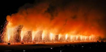 Zündende Feuerwerkskörper beim Feuerfest in Toyohashi