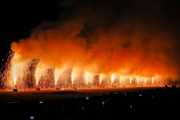 Zündende Feuerwerkskörper beim Feuerfest in Toyohashi