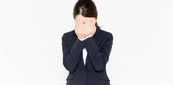 Frau, die sich das Gesicht verdeckt