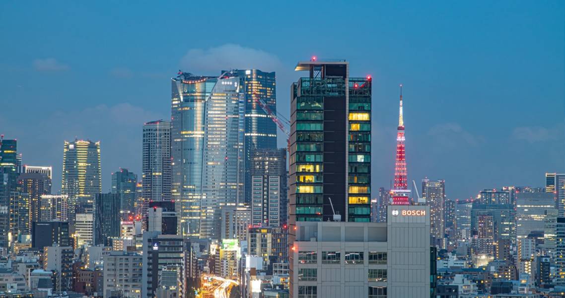 Tōkyō bei Nacht.