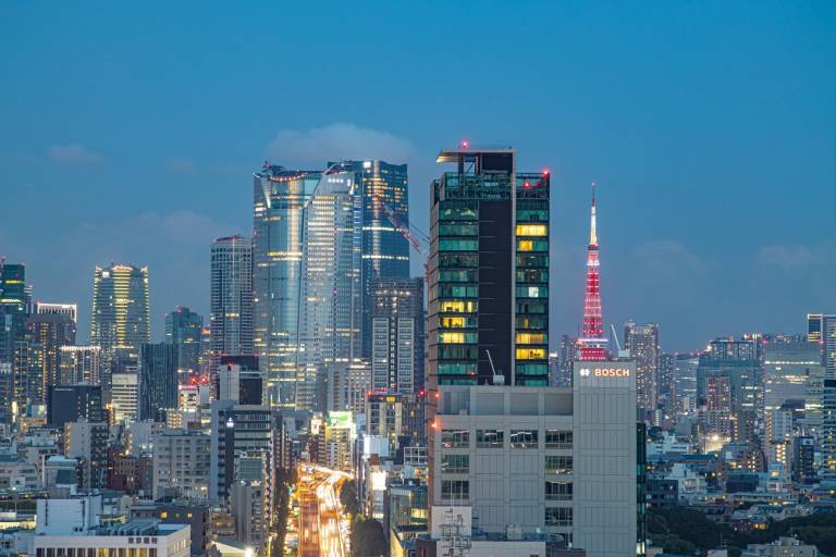 Tōkyō bei Nacht.