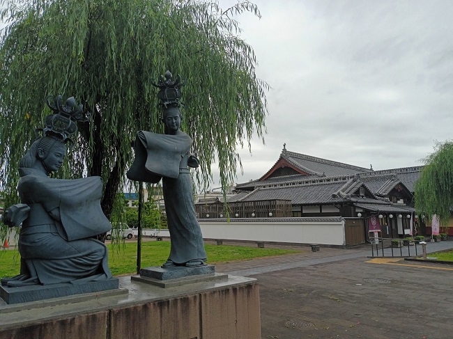 Sakura-yu Onsen mit Skulpturen im Vordergrund
