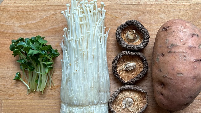 Süßkartoffel, Enoki-Pilze, Shiitake und Radieschensprossen