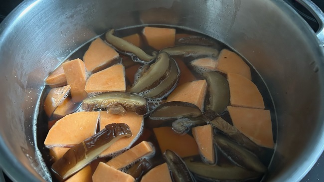 Süßkartoffel und Enoki-Pilze im Einweichwasser