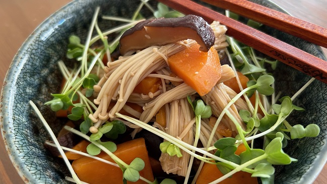 Gekochte Süßkartoffeln mit Pilzen und Radieschensprossen